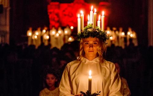 Flicka i Luciautstyrsel i Oscarskyrkan