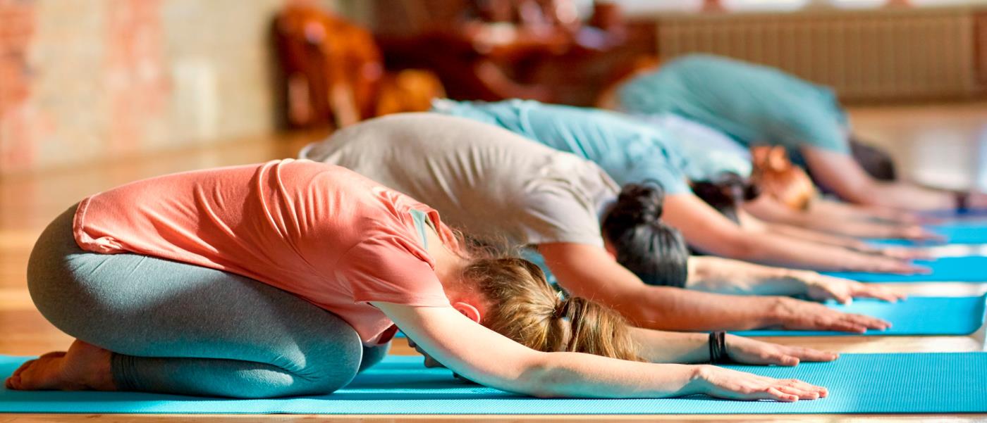 Personer som utför yogarörelser