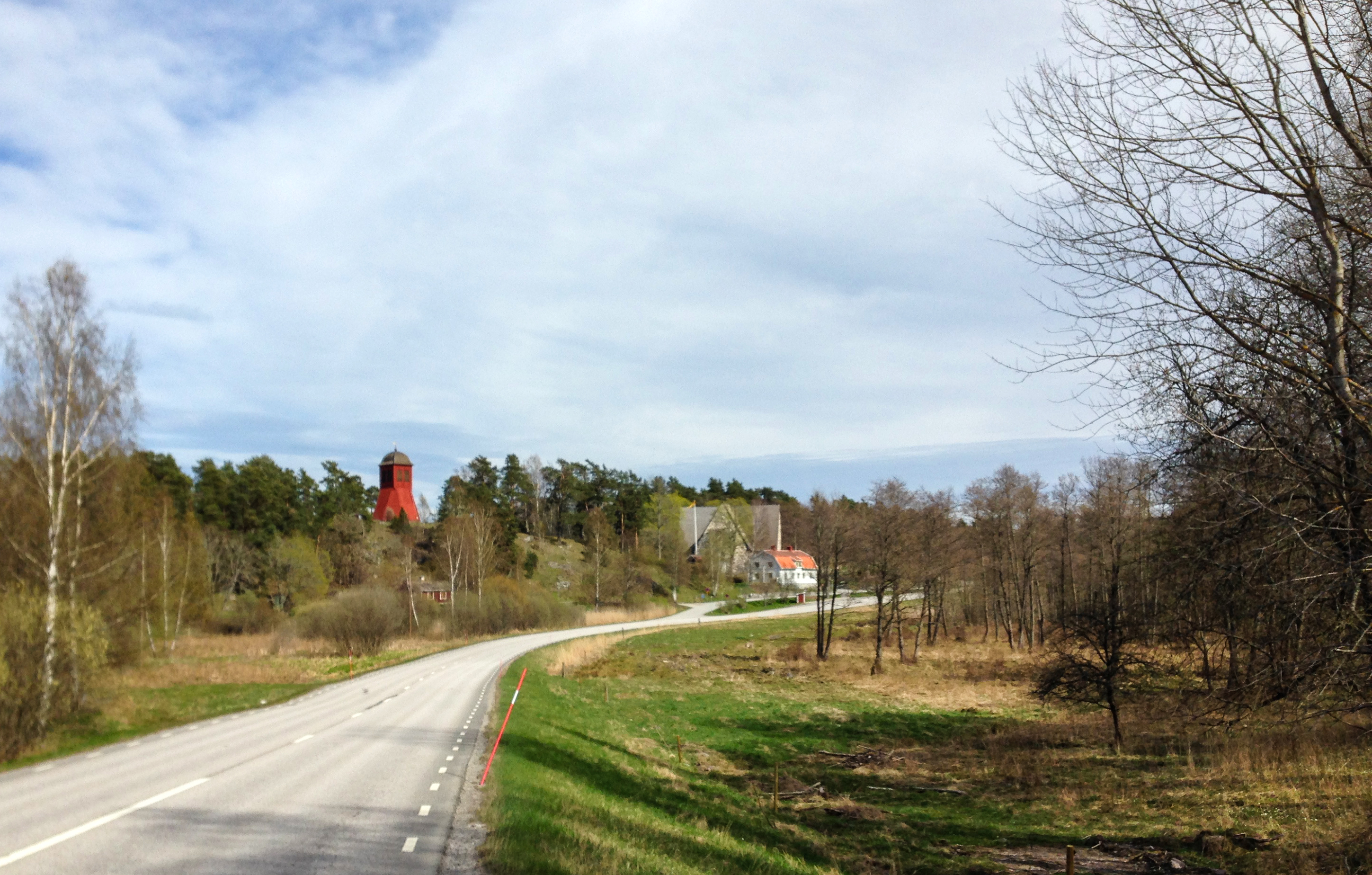 Vy över Värmdö kyrka med klockstapel