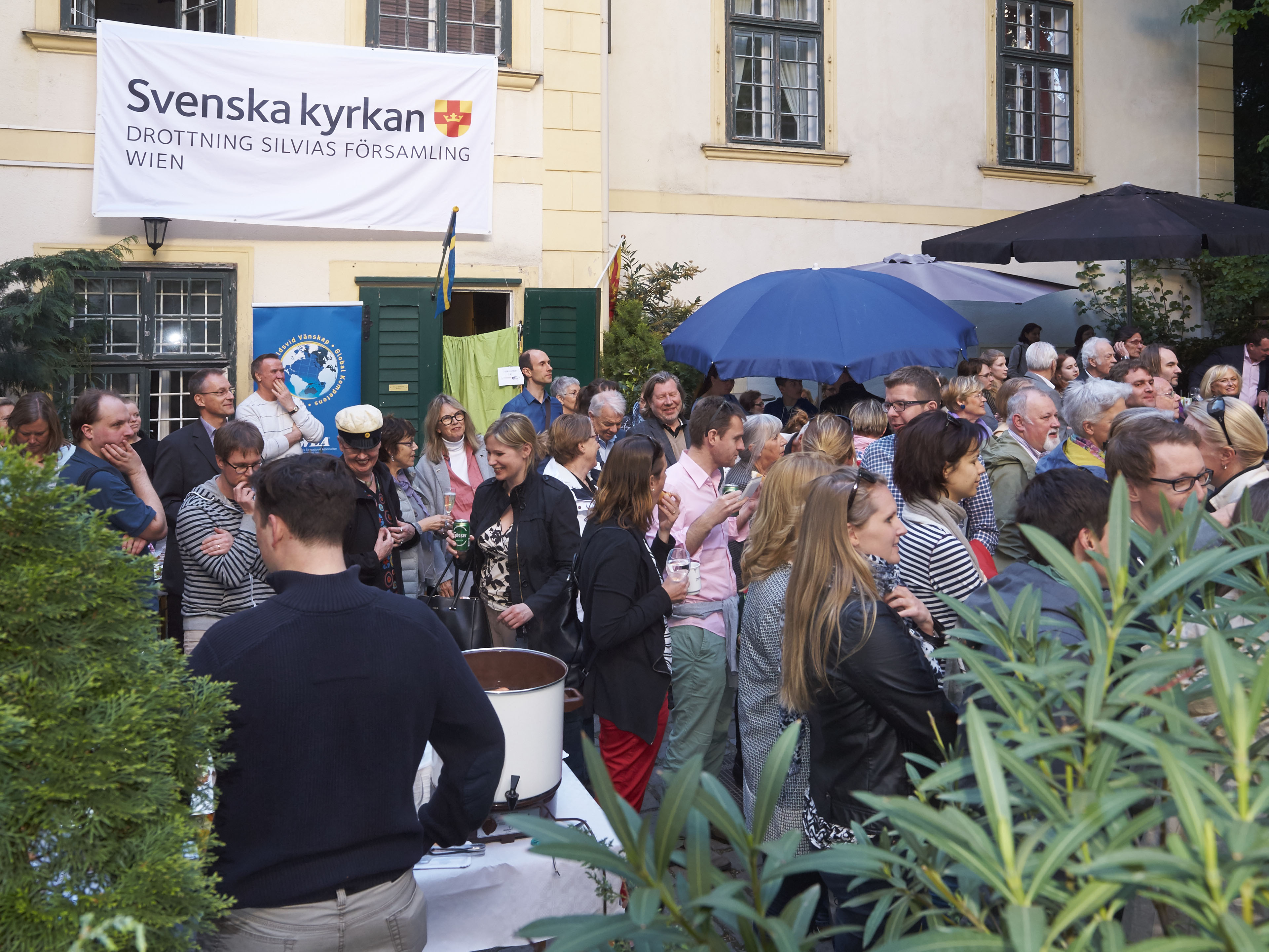 Församlingsgemenskap inne på innergården Gentzgasse