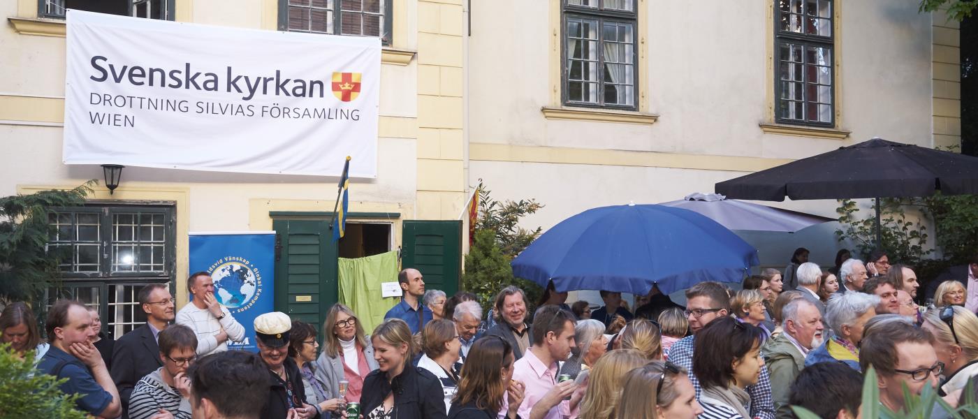 Församlingsgemenskap inne på innergården Gentzgasse