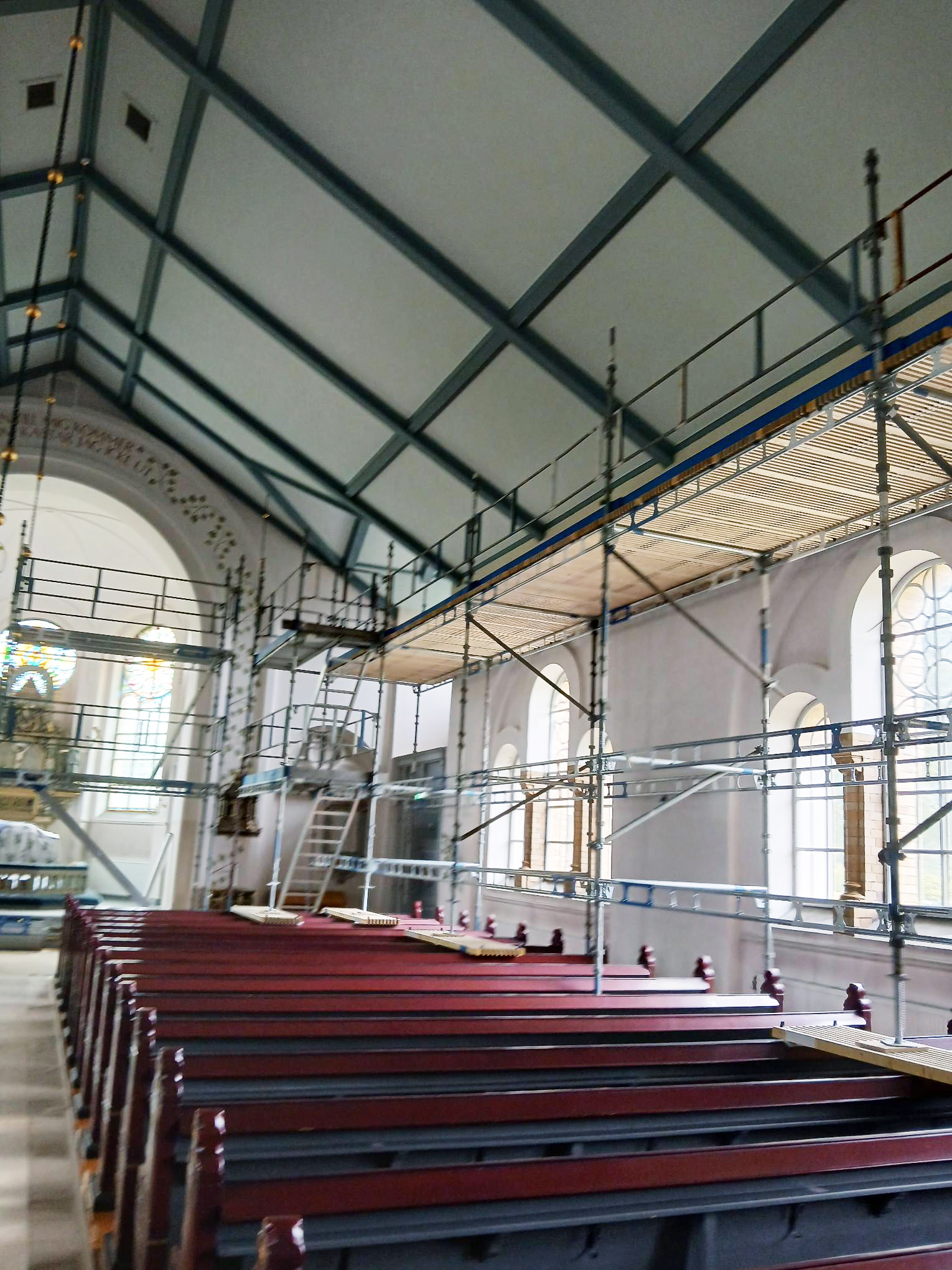 Byggställningar inne i Hishultes kyrka