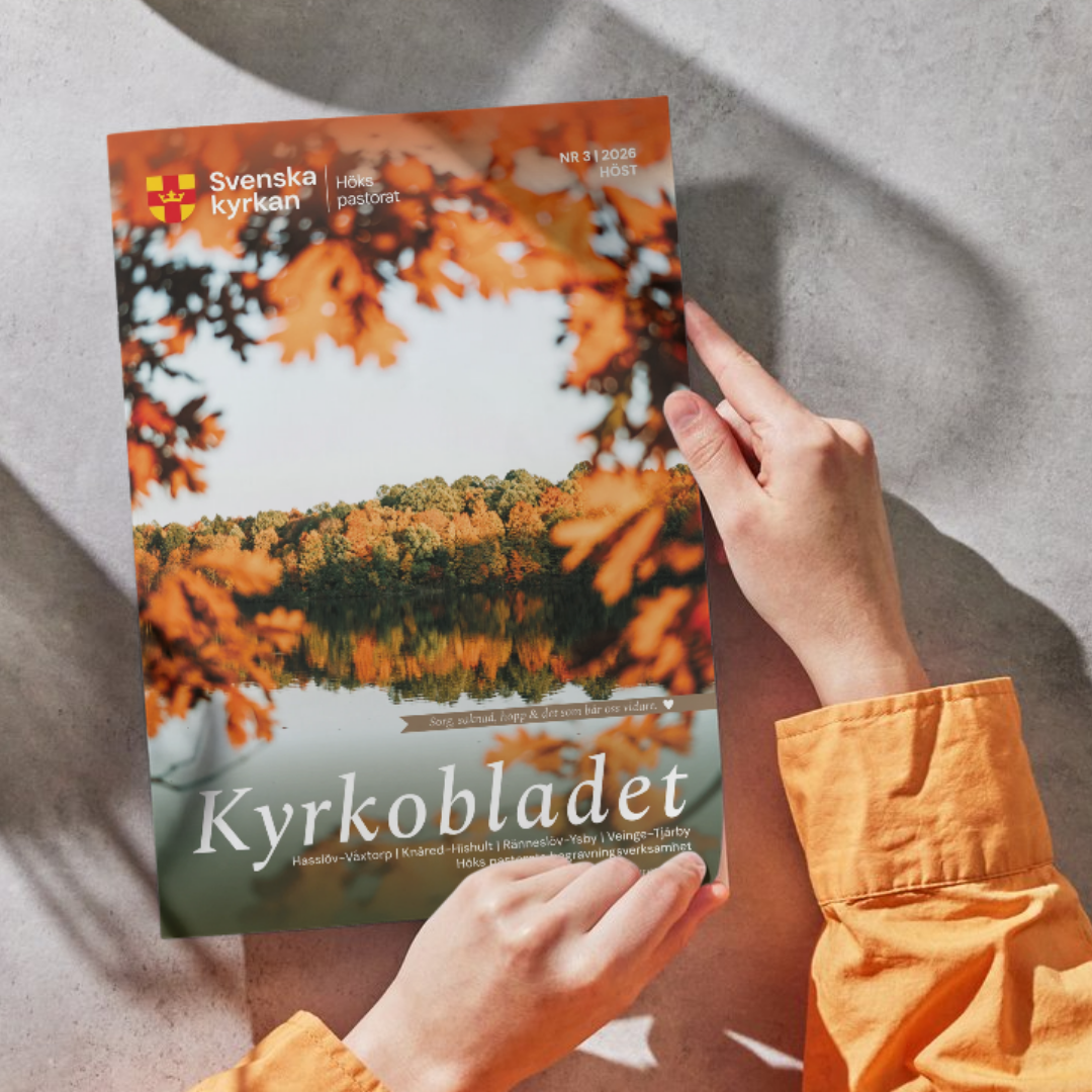 Kvinnohänder som håller i Höks pastorats Kyrkoblad nr 3 2026