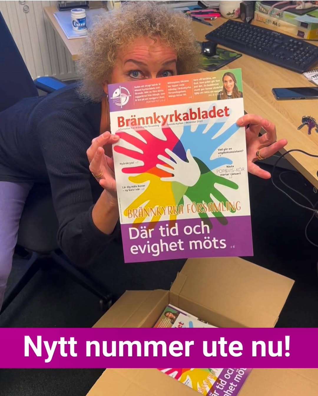 Kari håller upp ett exemplar av Brännkyrkabladet