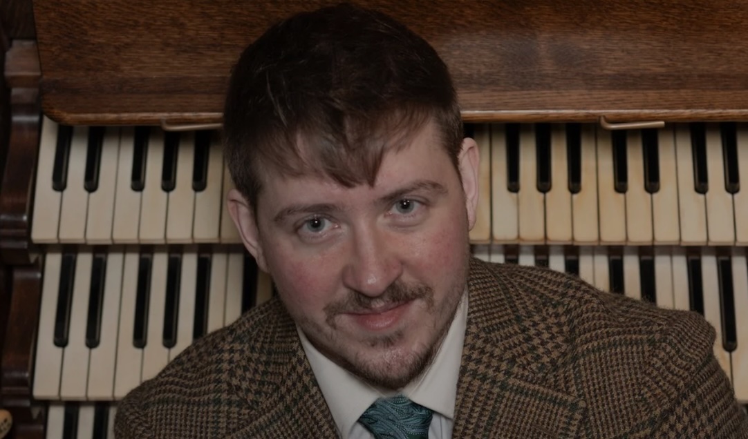 Organisten Jeremiah Stephenson framför orgel