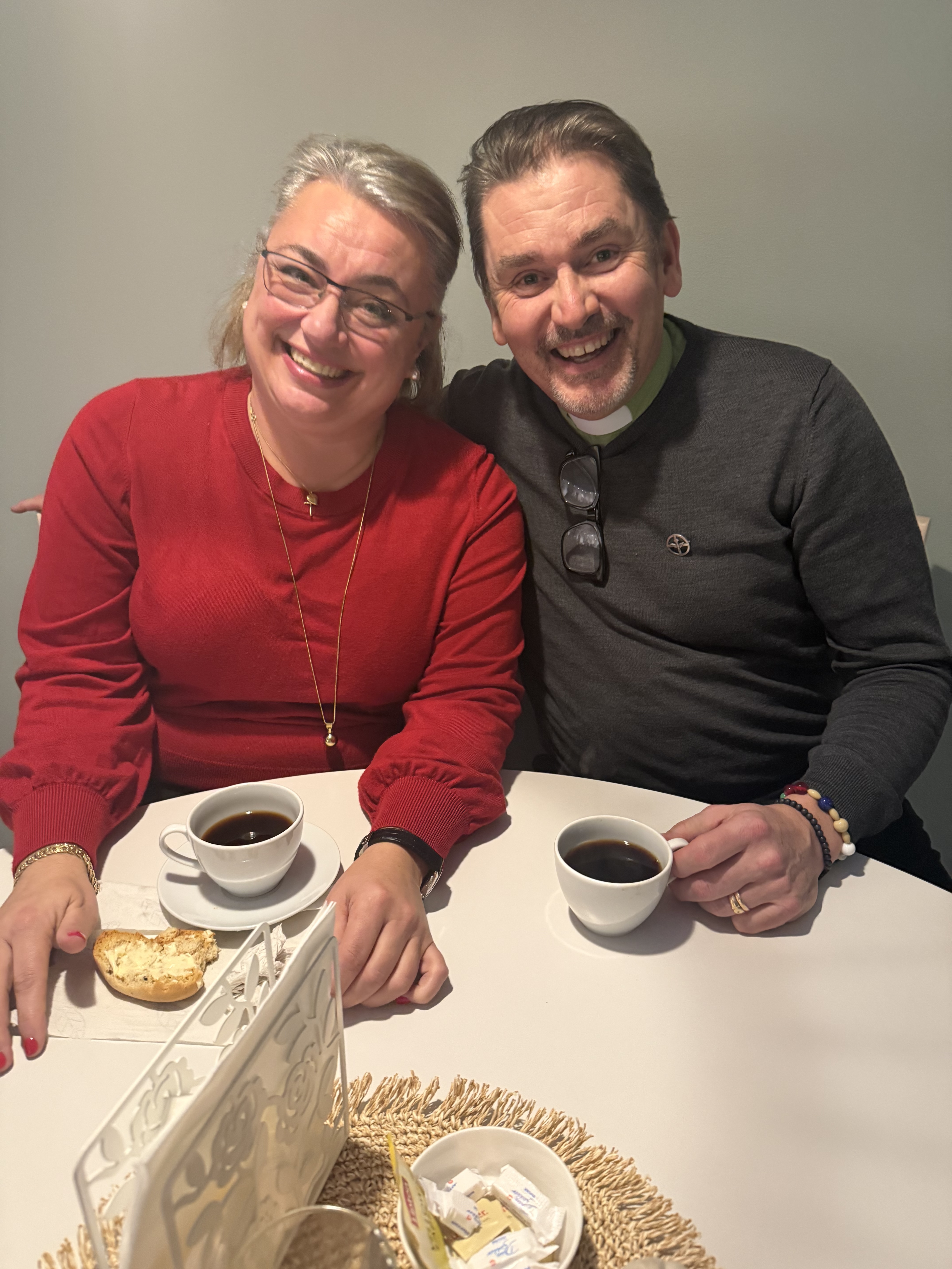 Prästen Cecilia och diakonen Peter vid ett bord