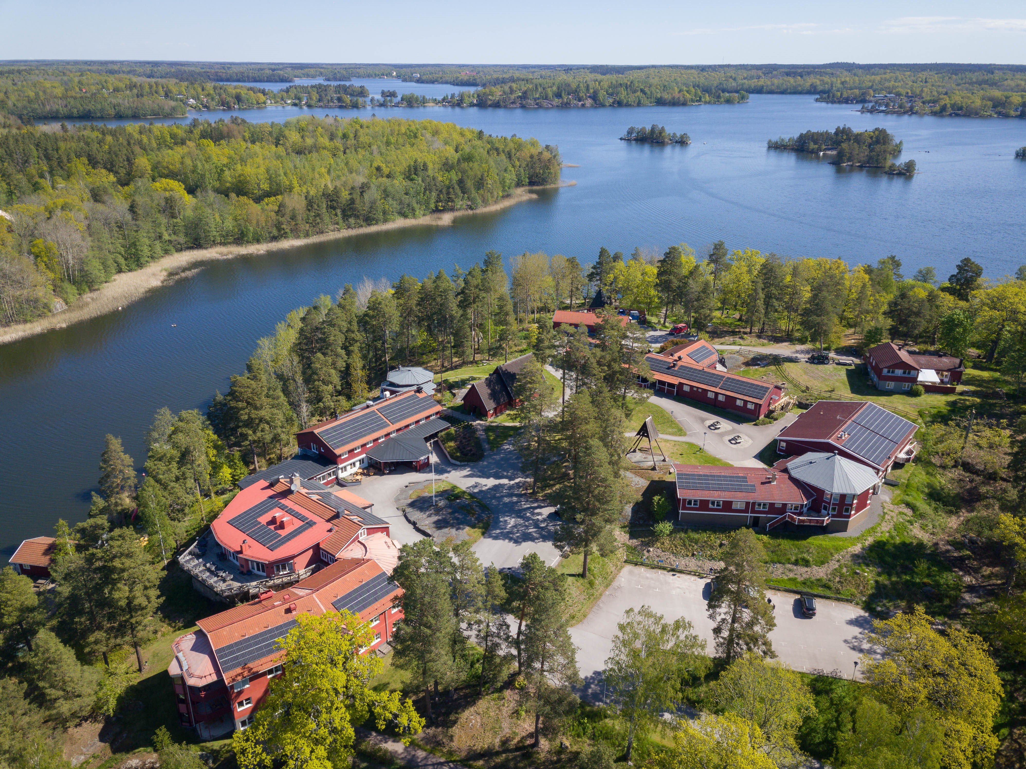En drönarbild/flygbild med utsikt över Vårdnäs med omgivning