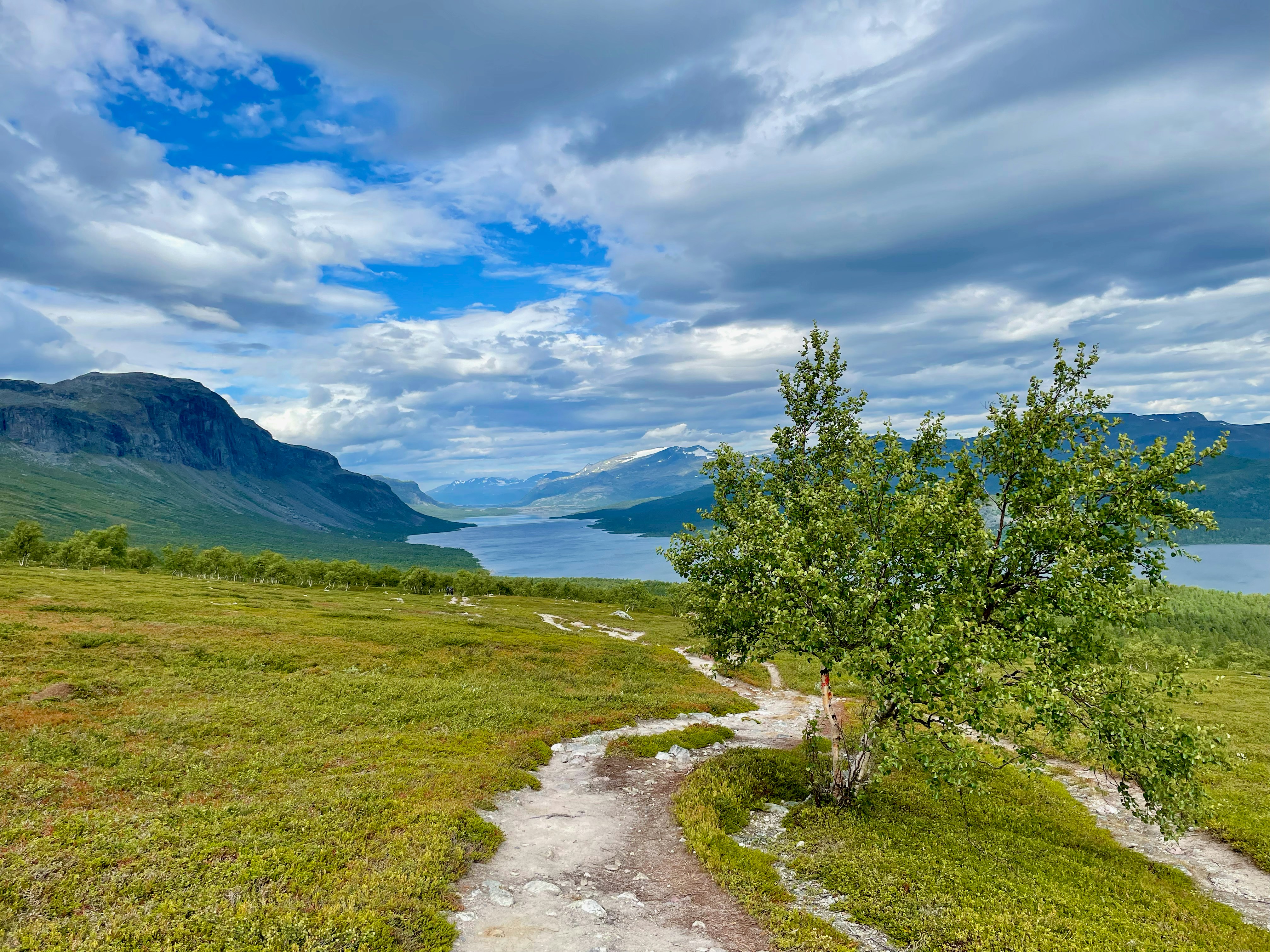 Fjäll, sjö och stig