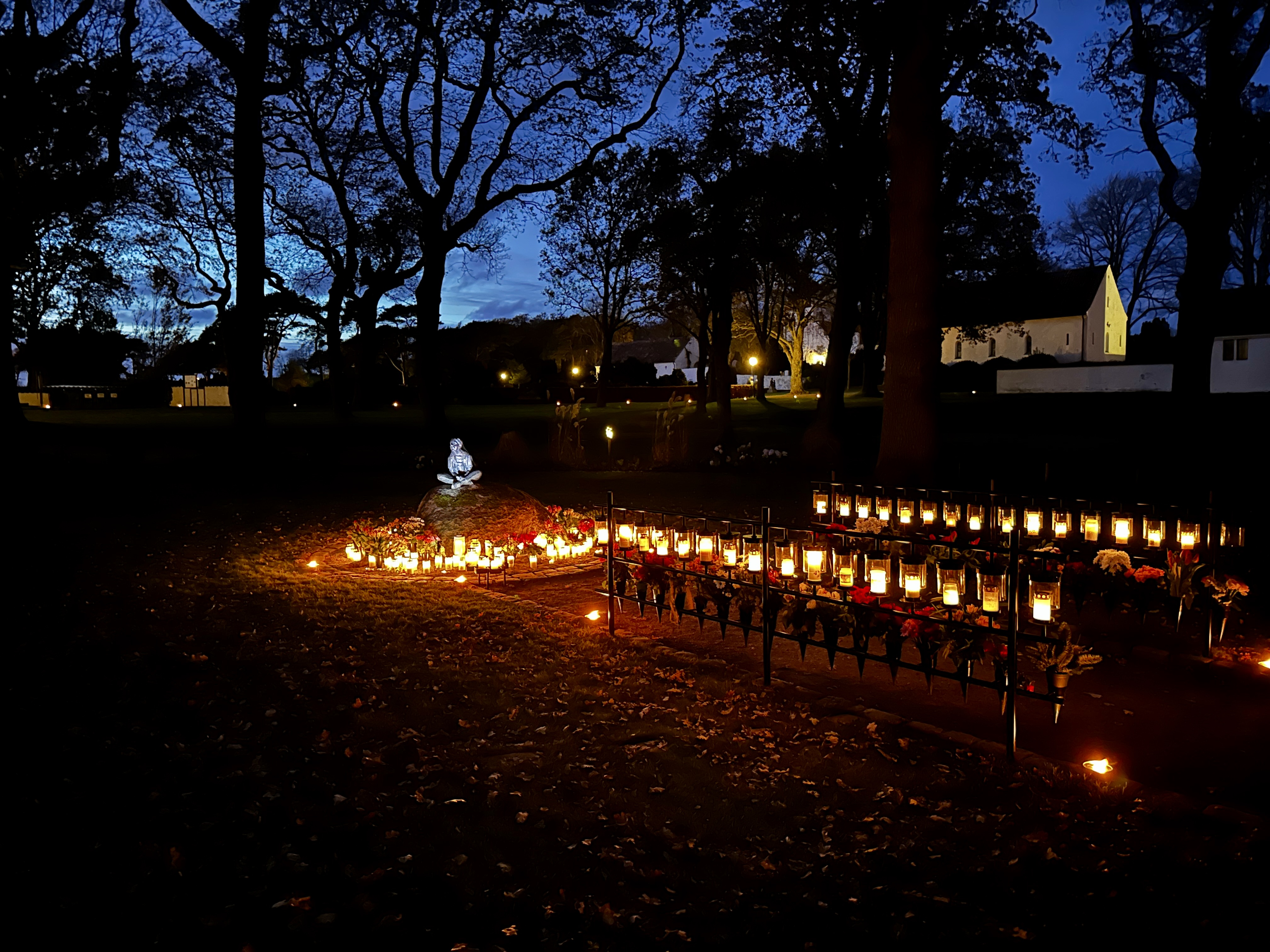 Levande ljus i minneslunden