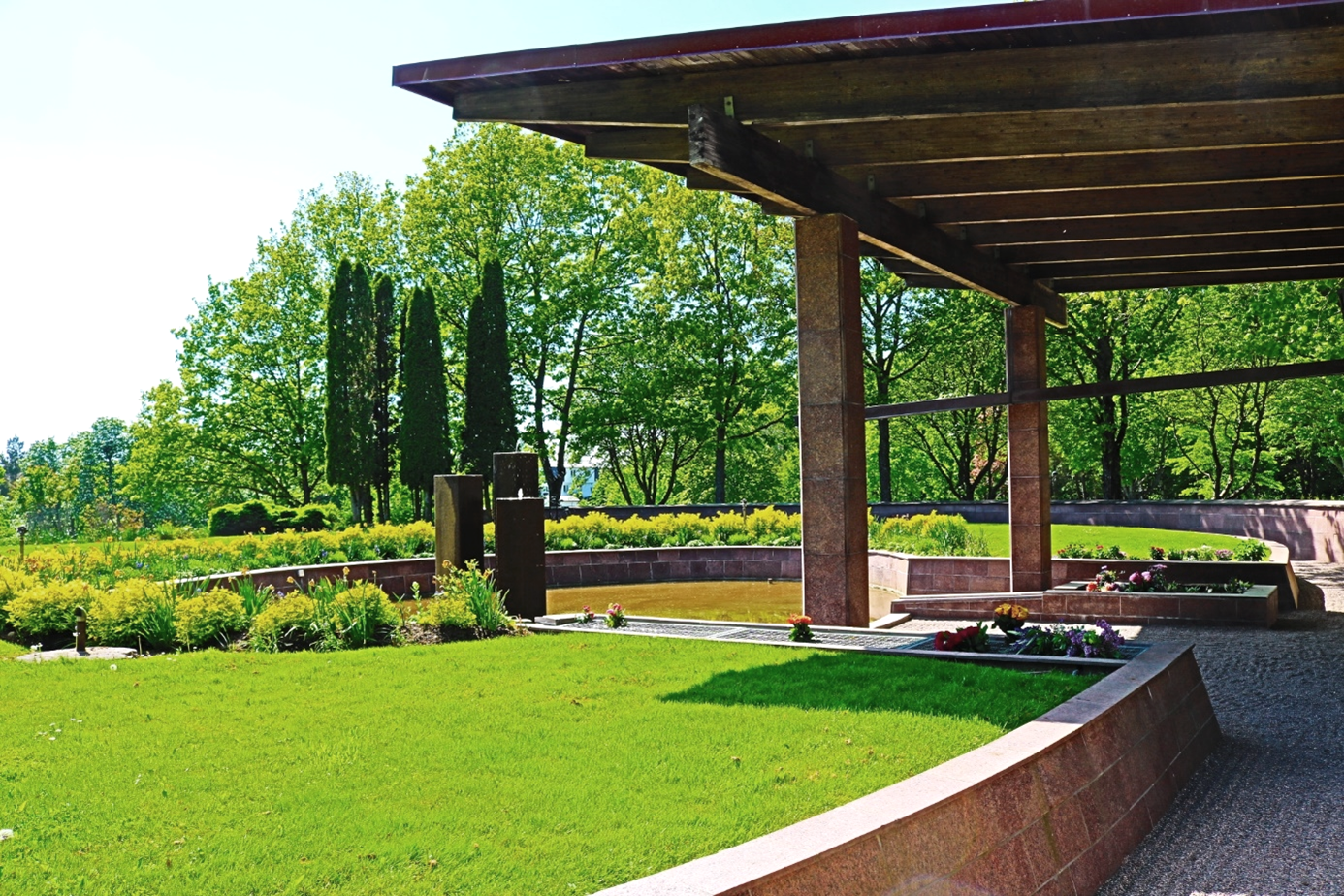 Minneslunden, grönt gräs, blommor, 