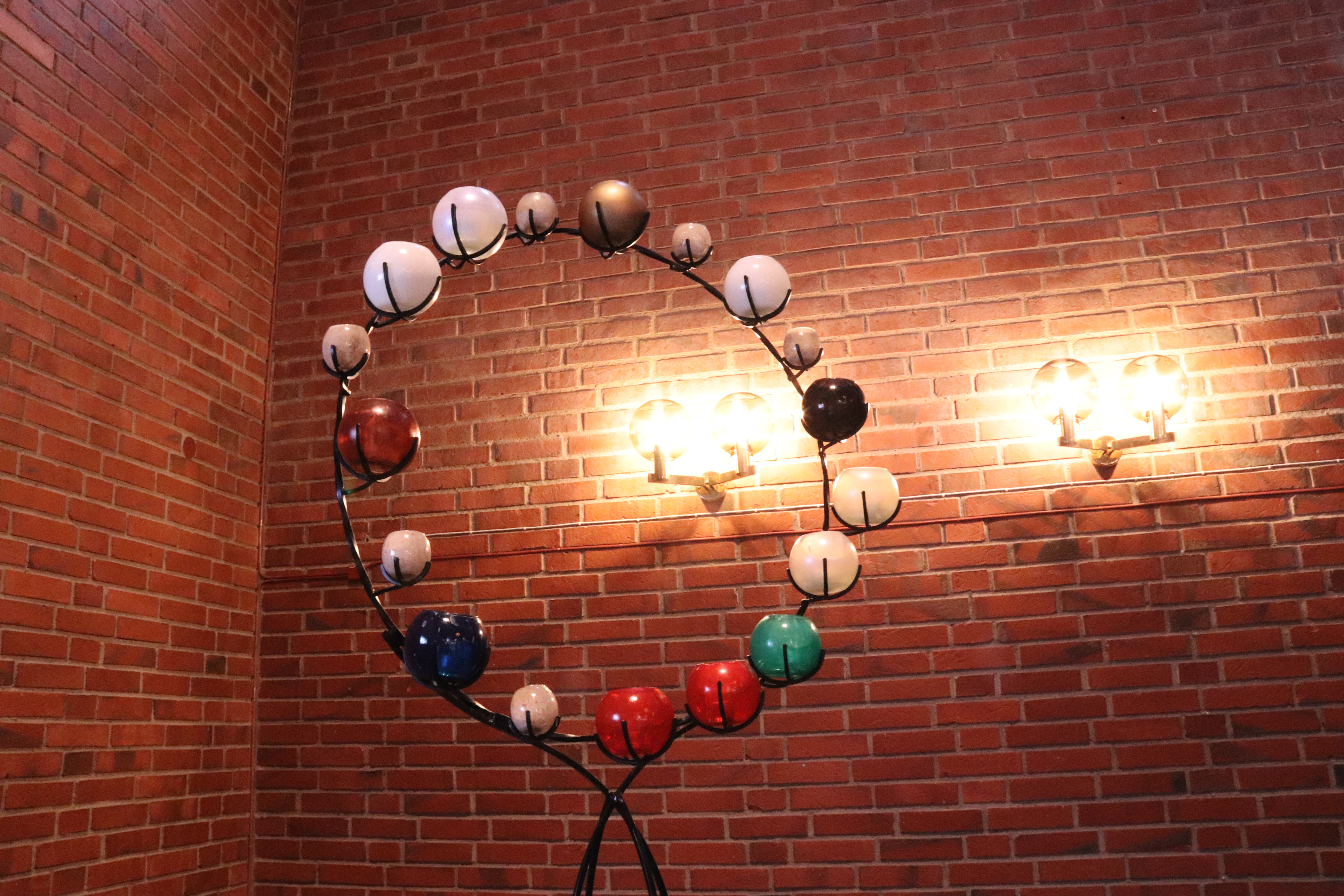 Frälsarkrans av kulörta lyktor