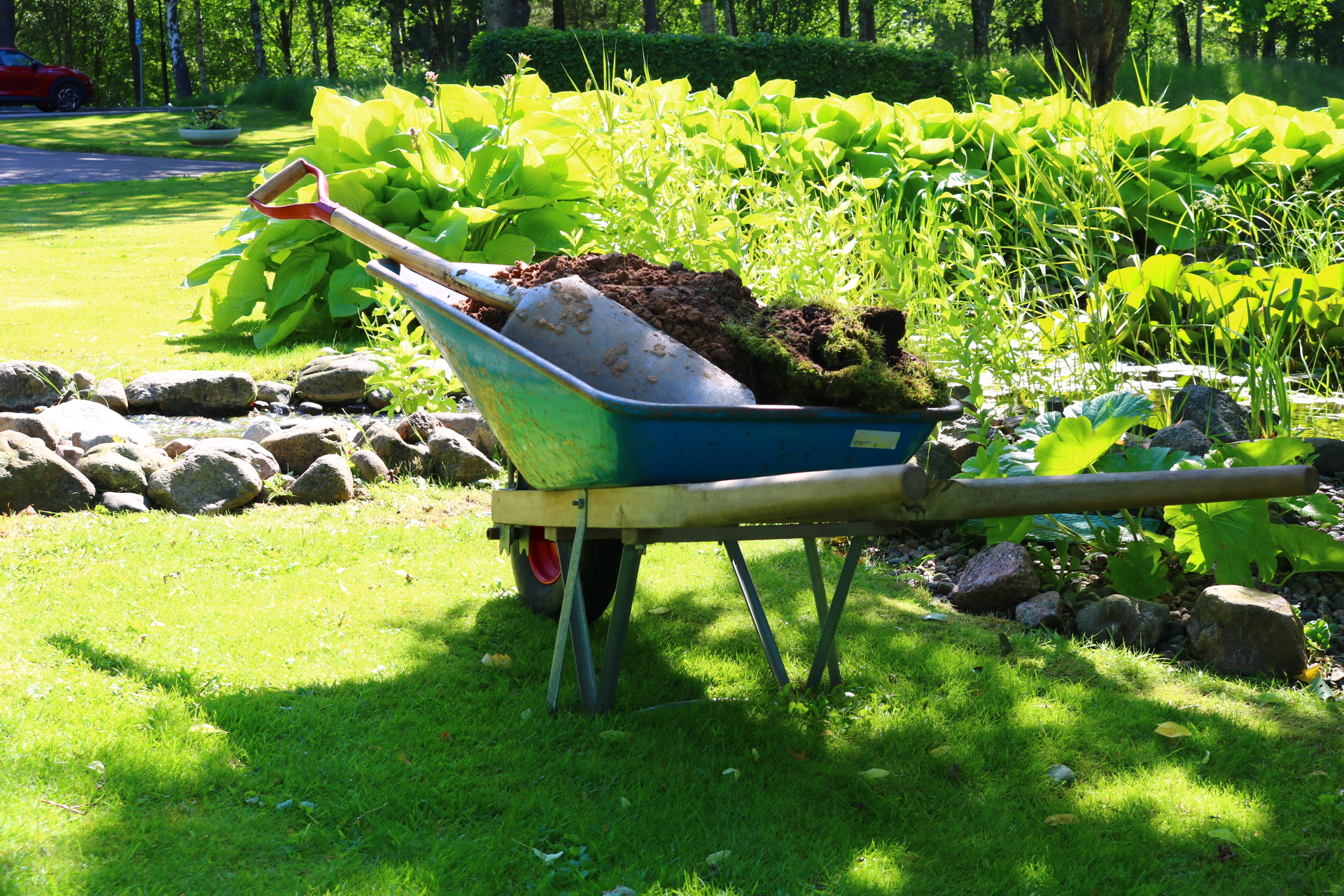 Skottkärra fylld med jord