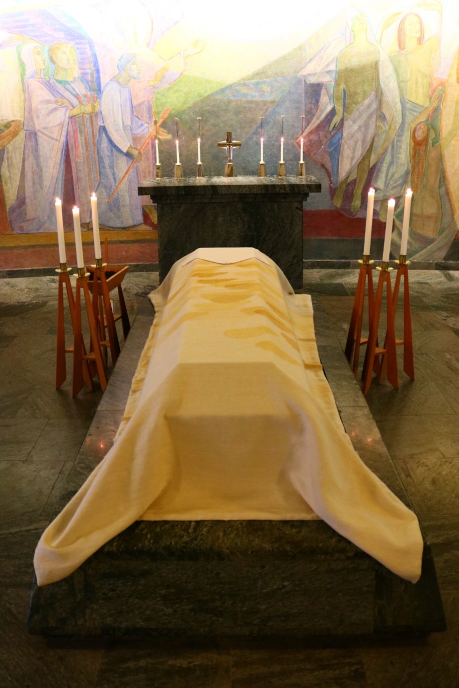 Bårtäcke med mönster på kista i kapell