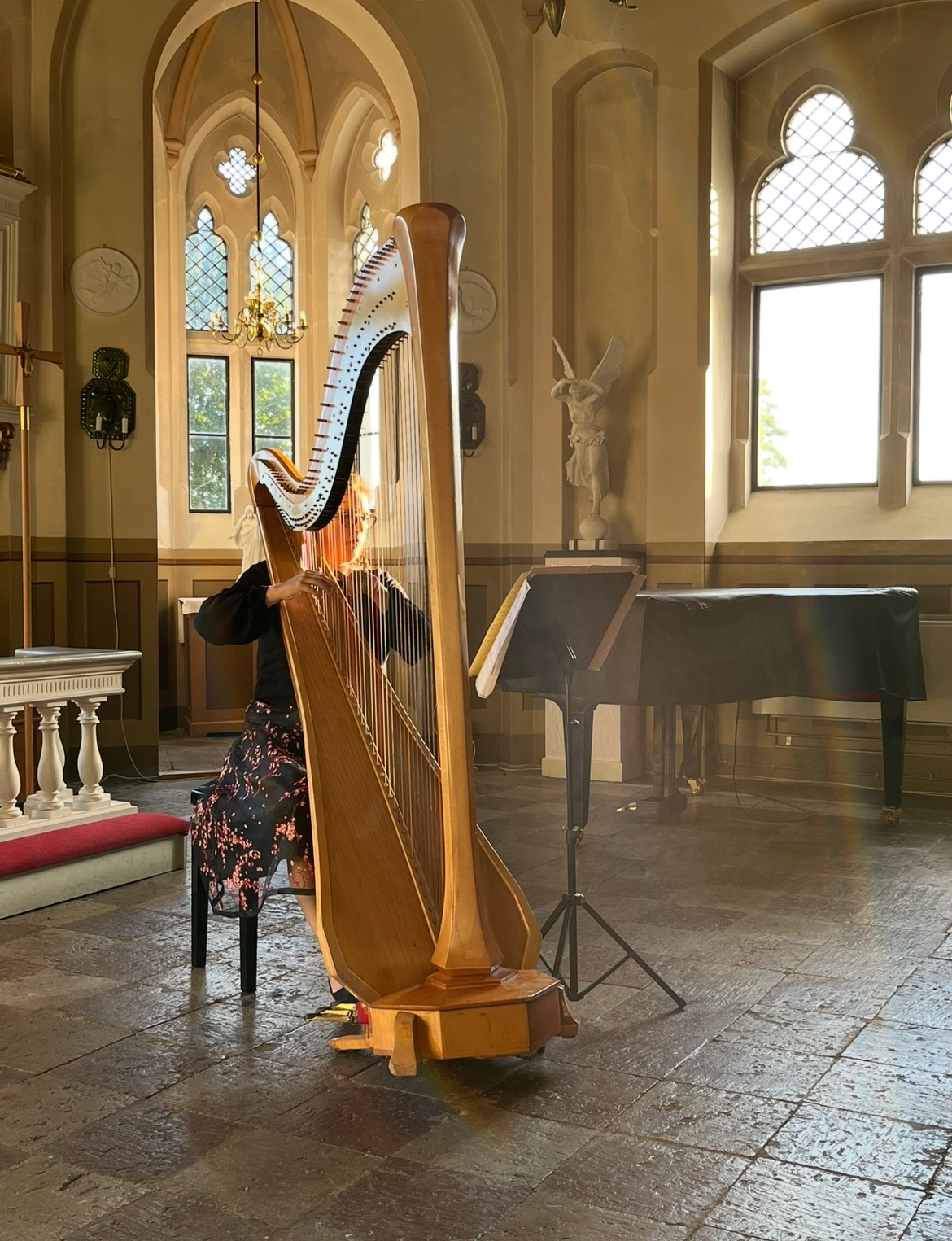 Musiker som spelar harpa i kyrka