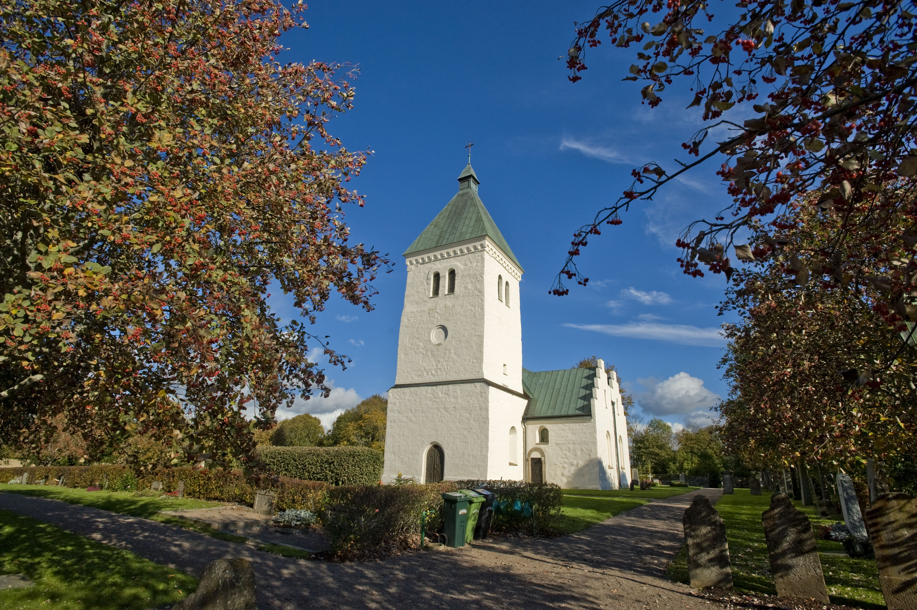 Vit rappad kyrka i höstskrud