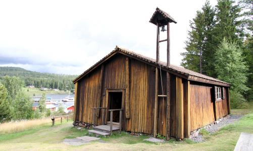 En äldre kapellbyggnad i trä.