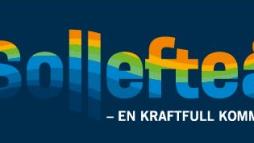 Texten "Sollefteå - en kraftfull kommun" i blått, grönt, gult och orange mot mörkblå botten.