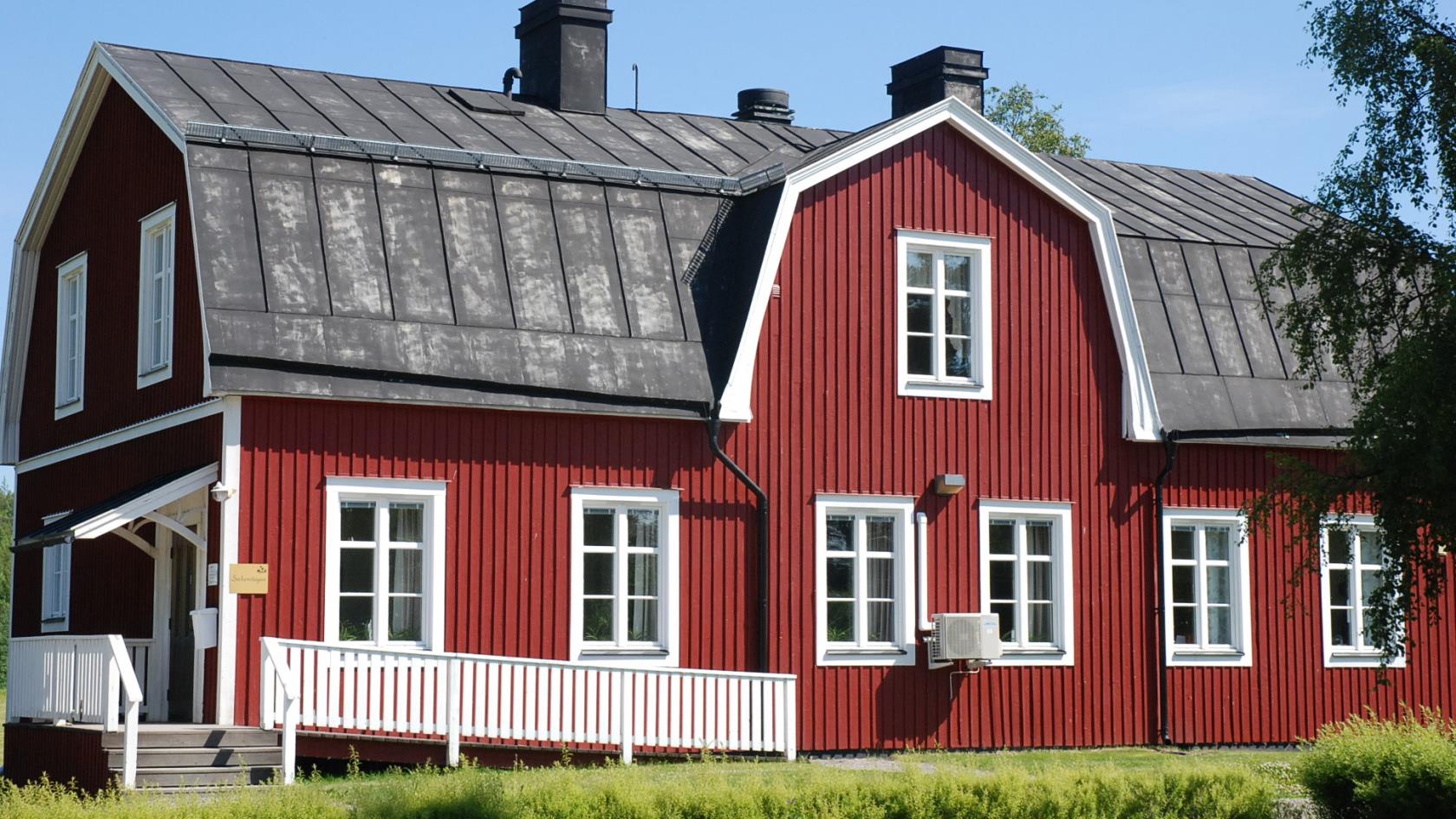 Boteå sockenstuga. Rött trähus med vita knutar.