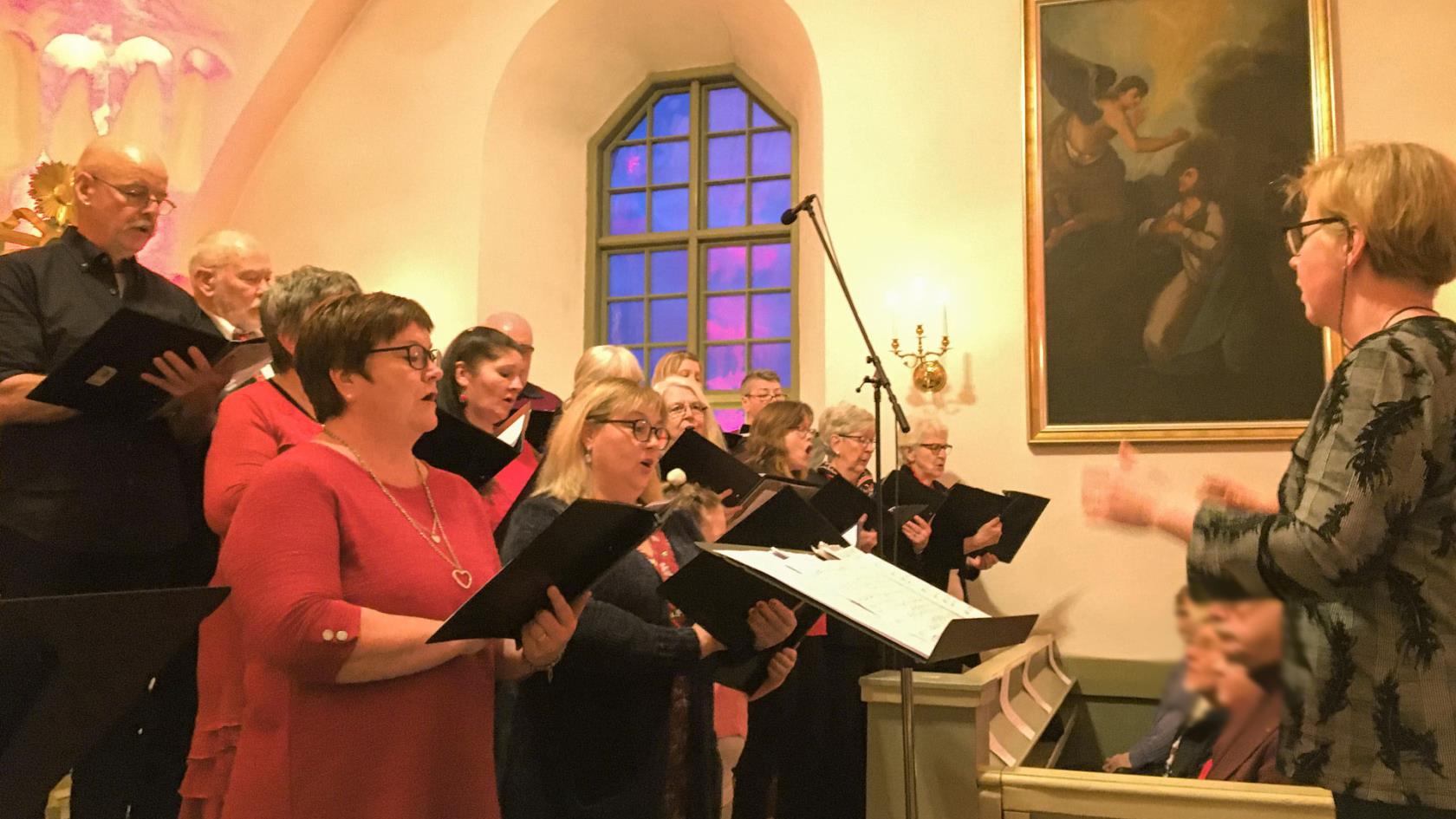 Boteåkören med körledare Eva vid julmusikkonerten i Överlännäs kyrka