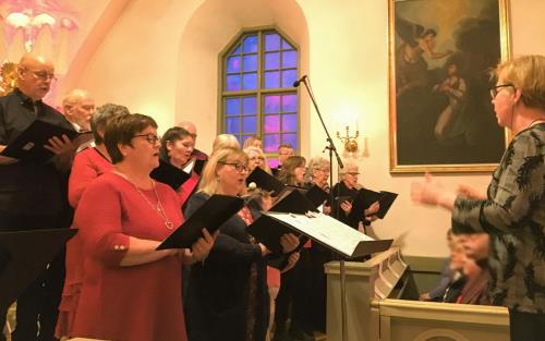 Boteåkören med körledare Eva vid julmusikkonerten i Överlännäs kyrka