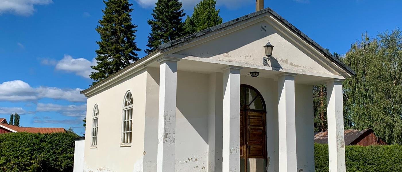 Vitrappad litet kapell beläget på Ådals-Lidens kyrkogård