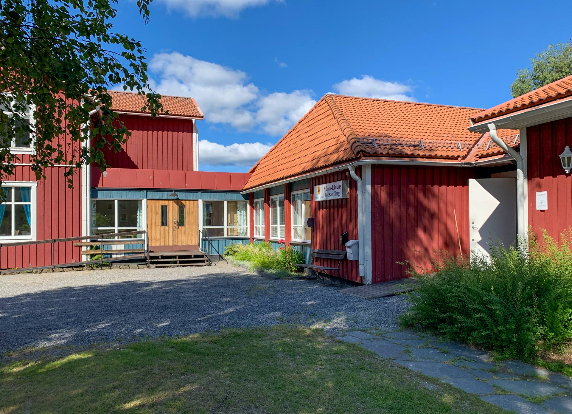 Exteriörbild av Ådalslidens församlingshem och kontorsbyggnad.