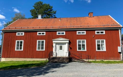 Församlingshem, stående rödmålad panel.