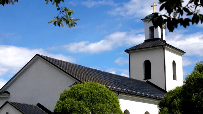 Långsele kyrka, en sommarbild.