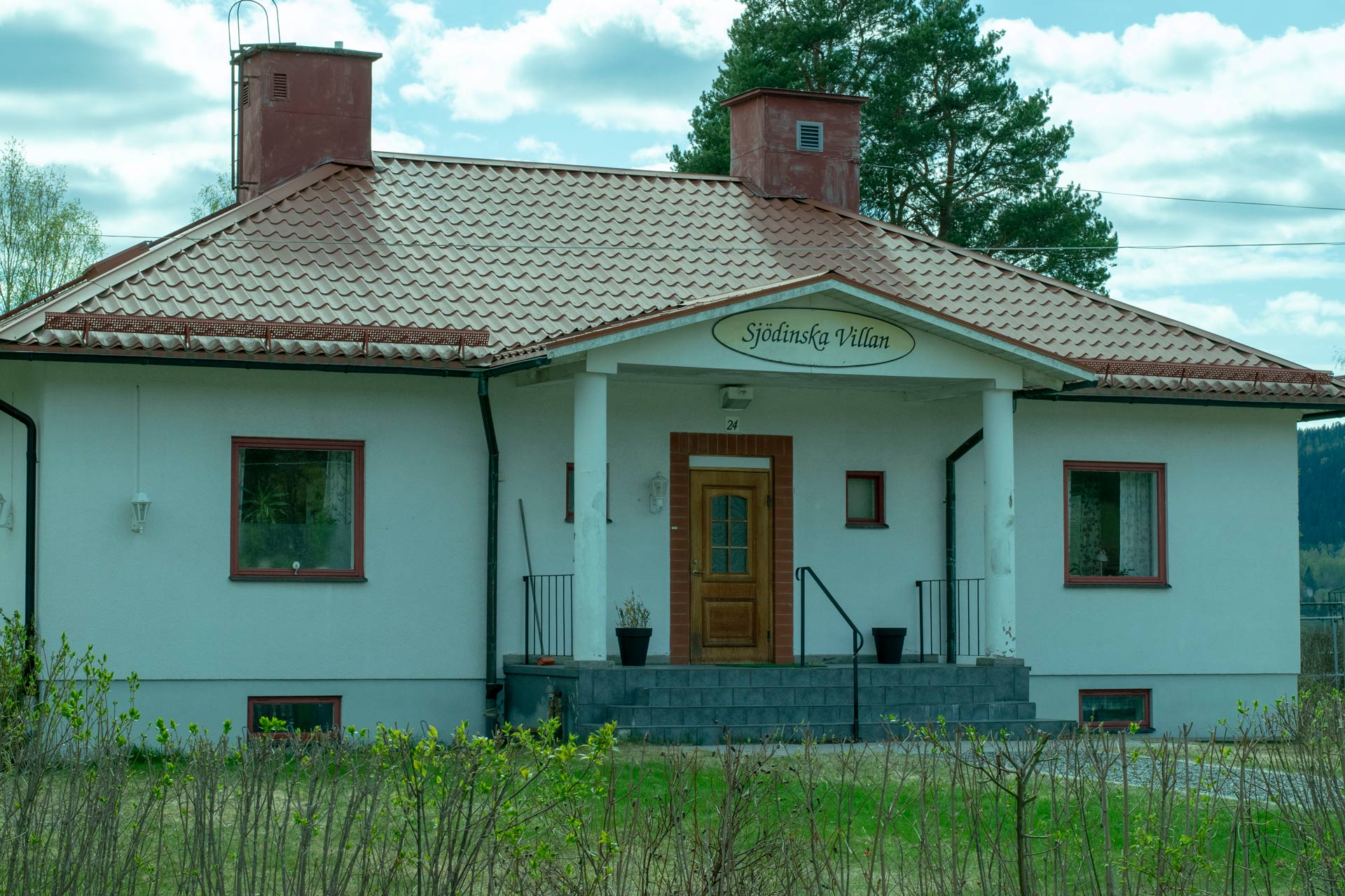 Sjödinska villan. Villa med vit puts och rödbruna detaljer. Bilden tagen på våren.