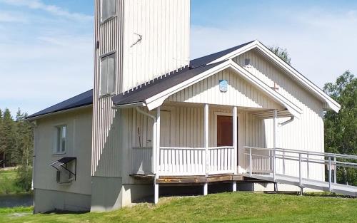 Valvikens kyrksal. Exteriörbild i sommargrönska.