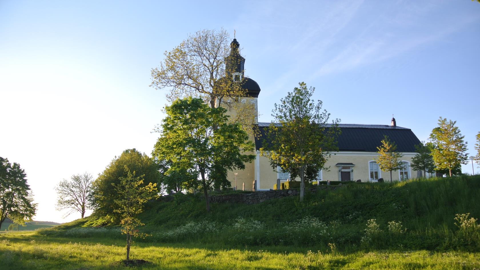 Hölö kyrka i kvällsljus