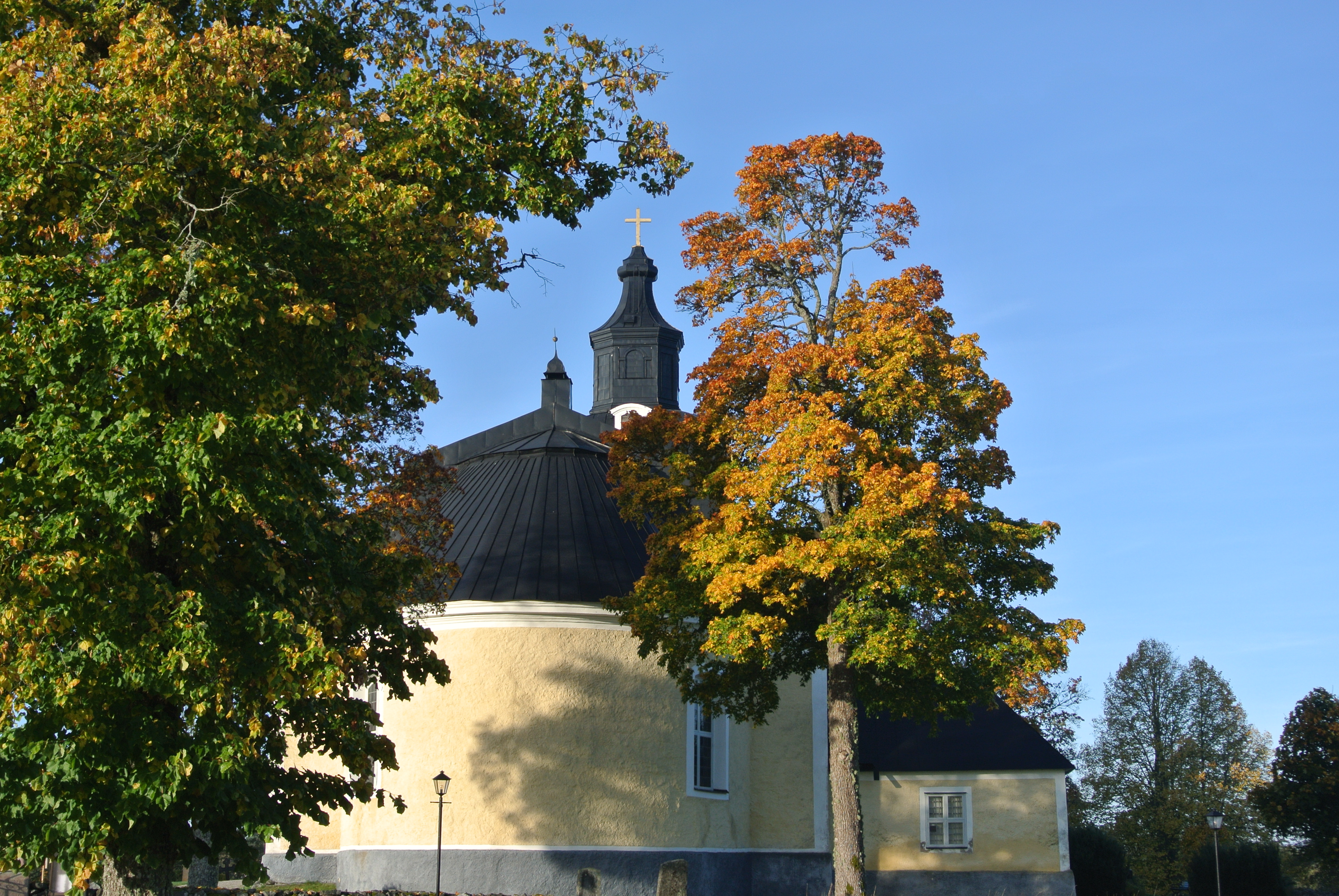 Höstbild på Hölö kyrka