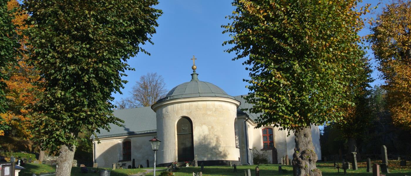 Mörkö kyrka, i lågt höstljus