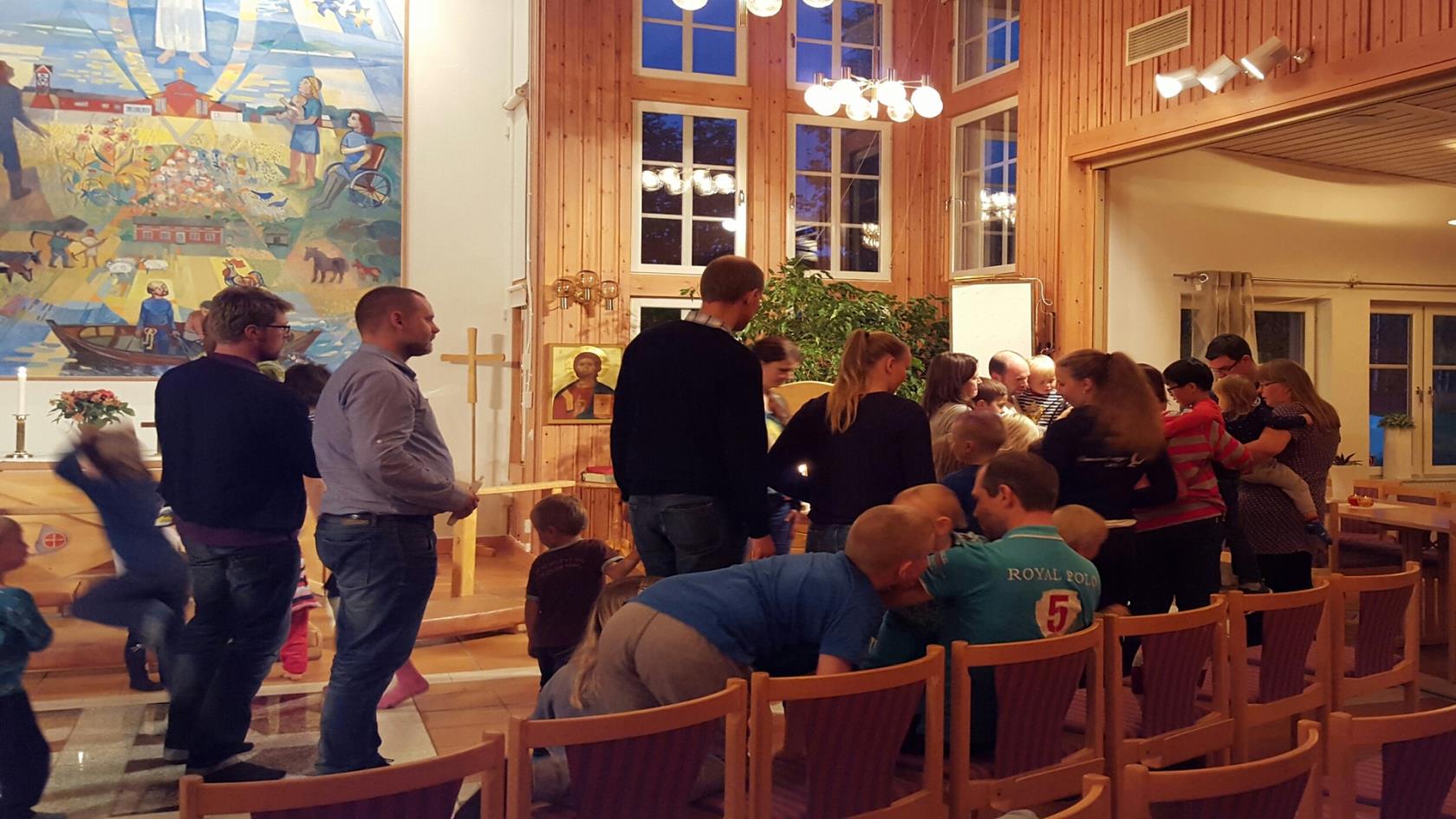 Deltagare på Messy church i Mariakyrkan.