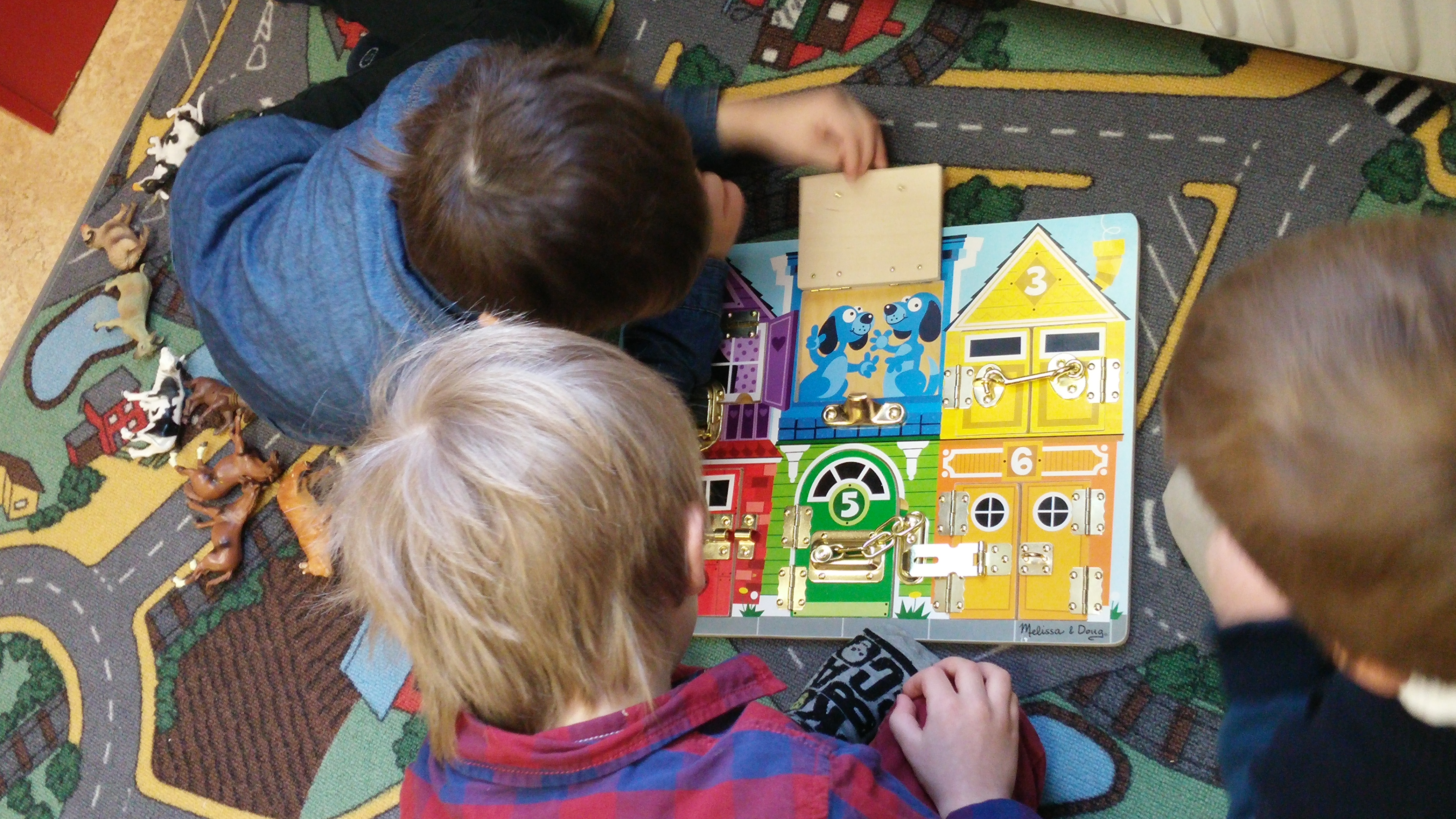 På Kyrkans Barntimmar finns det plats för lek och spel också