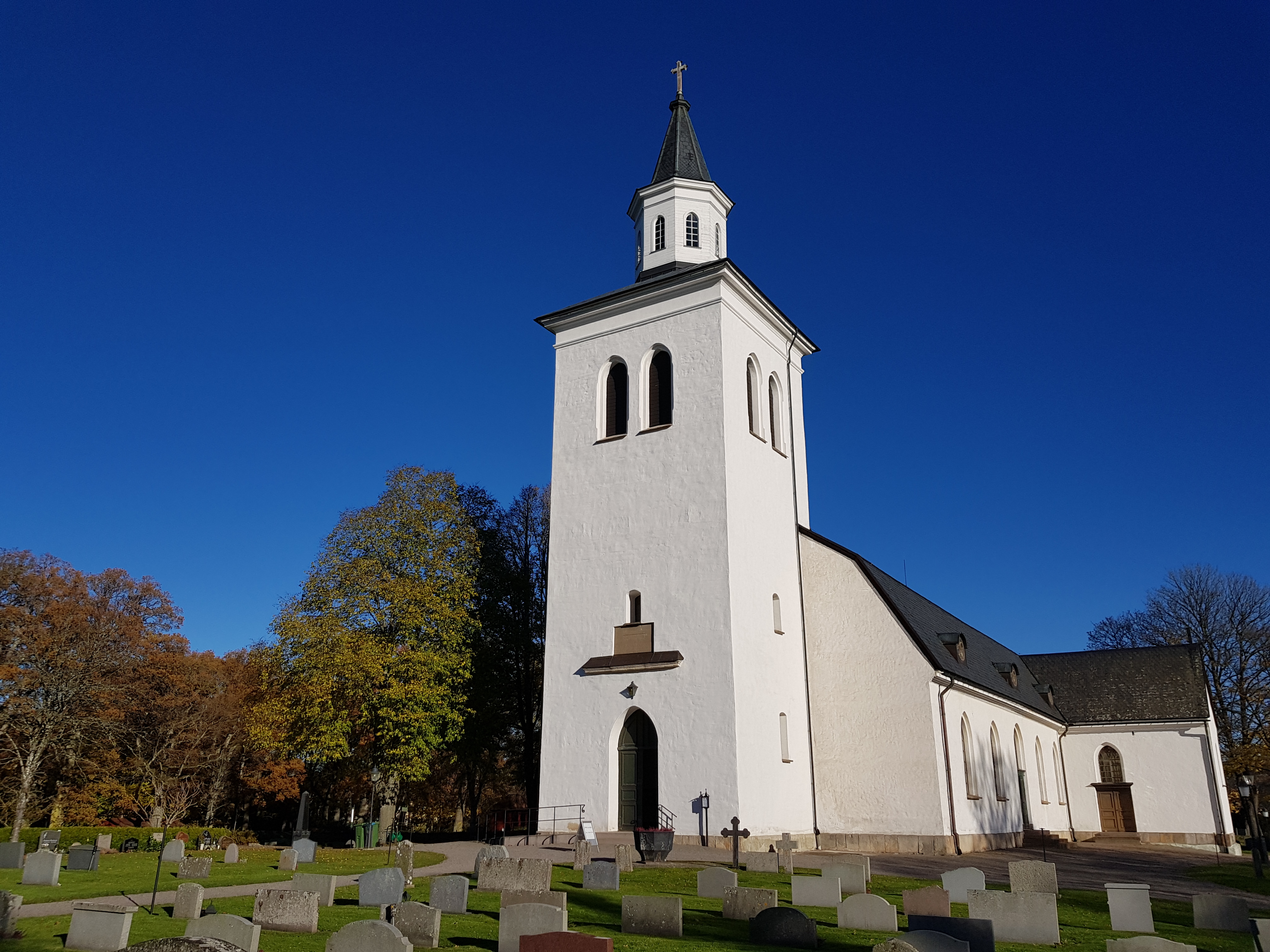 En vit kyrkobyggnad mot en mörkblå himmel