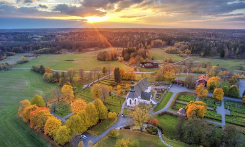 Runt om Österåkers kyrka finns spår från svunna tider, bland annat en bosättning från yngre stenåldern samt lämningar från vikingatid.