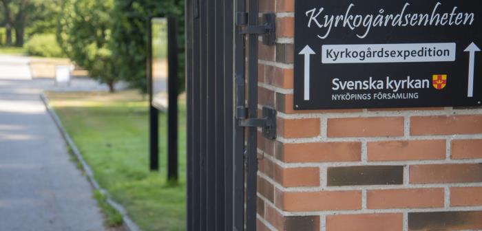 Nyköpings församlings expedition för kyrkogårdsenheten finns på Nya kyrkogården. På grund av den mycket höga risken för spridning av corona-virus införs tills vidare besöksförbud.