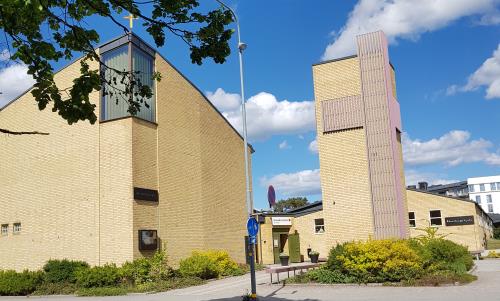 Den 19 oktober 1980 invigdes Åkersberga kyrka. Vi minns kyrkans historia, vad som har hänt här och vilka som har kommit hit, tillsammans med några personer som har haft med Åkersberga kyrka att göra på olika sätt.