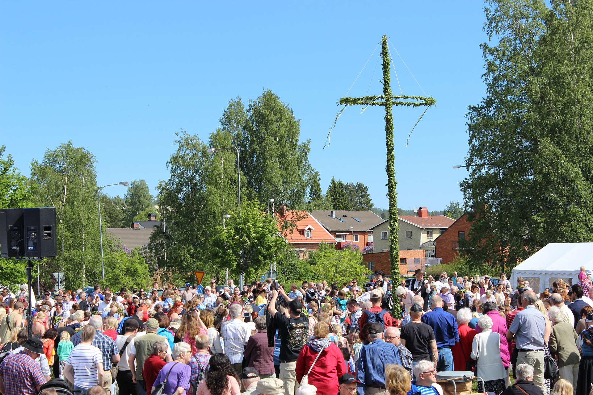 Ett folkhav som samlats kring midsommarstången i Bonnstan
