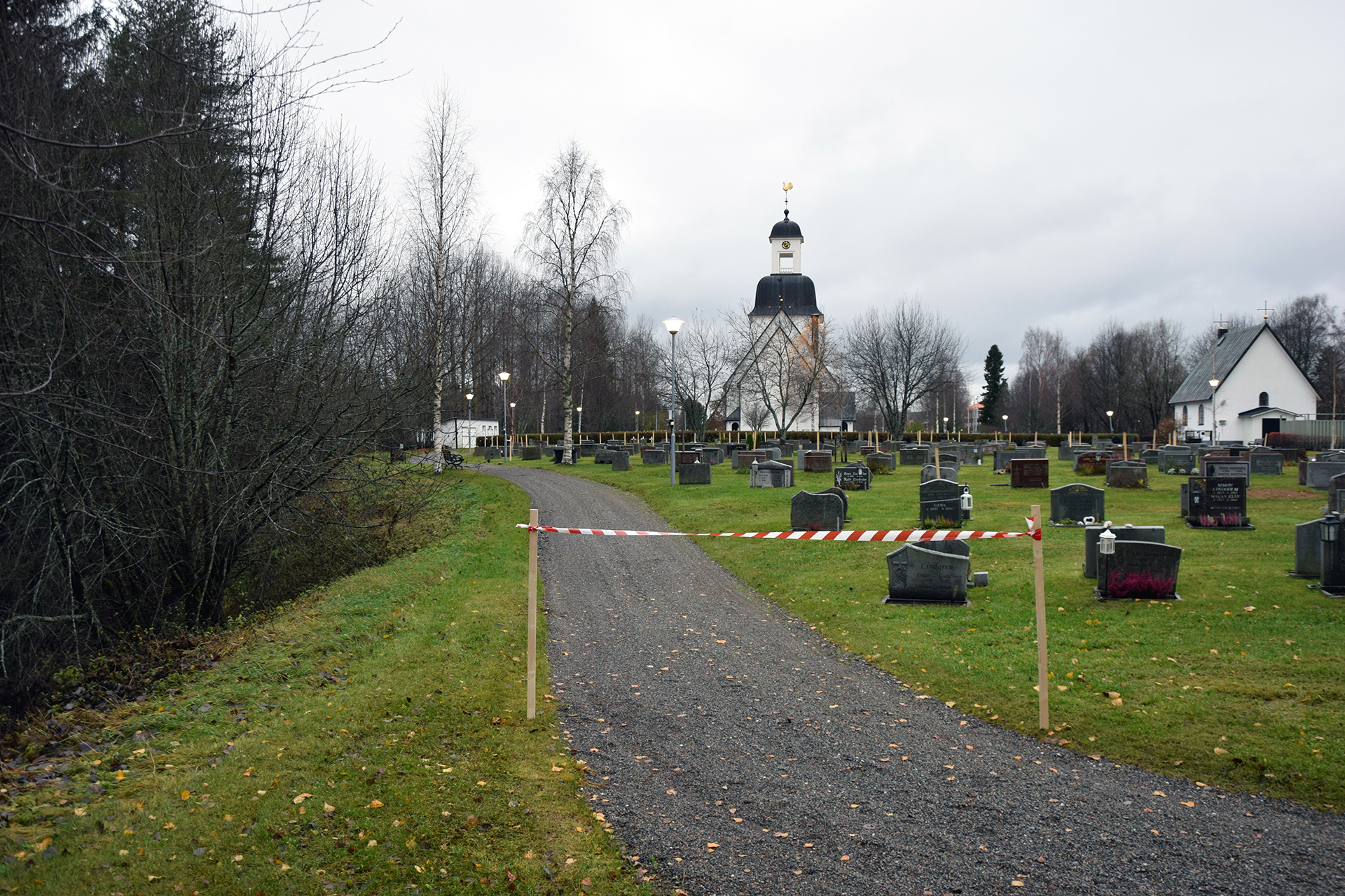 Den södra grusgången på den äldre kyrkogårdsdelen samt gångstigen i bäckravinen nedanför kyrkogården berörs av avspärrningarna. Inga gravanordningar berörs däremot av avspärrningarna.