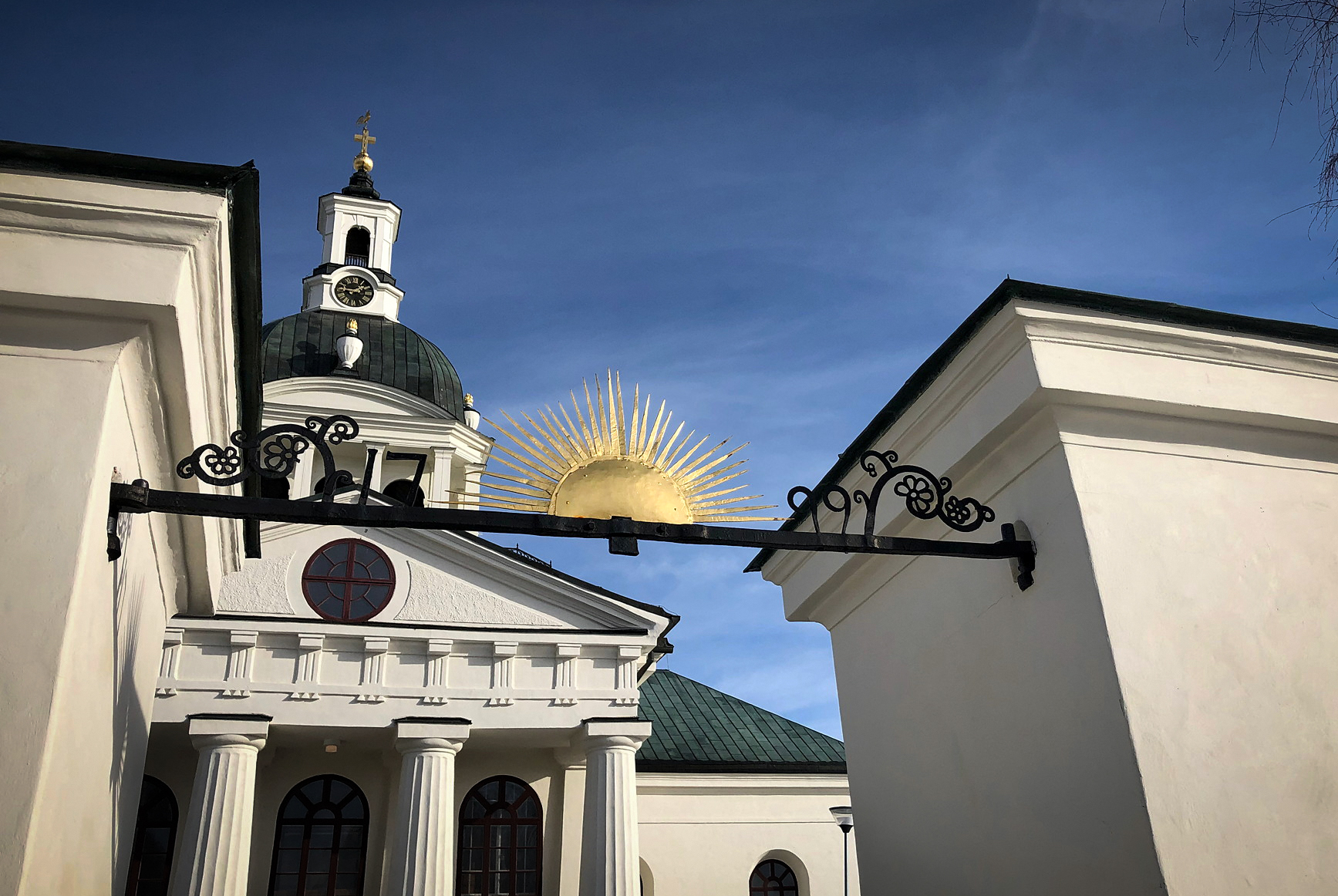 Landskyrkan i mystiskt ljus