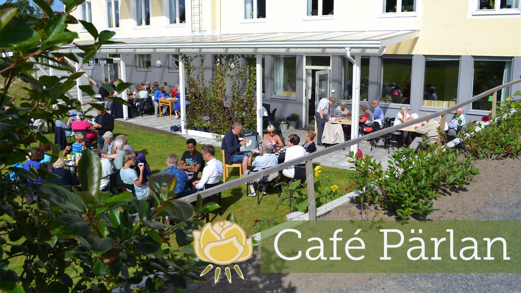 Fikande människor vid uteserveringen, Café Pärlan i Kusmark