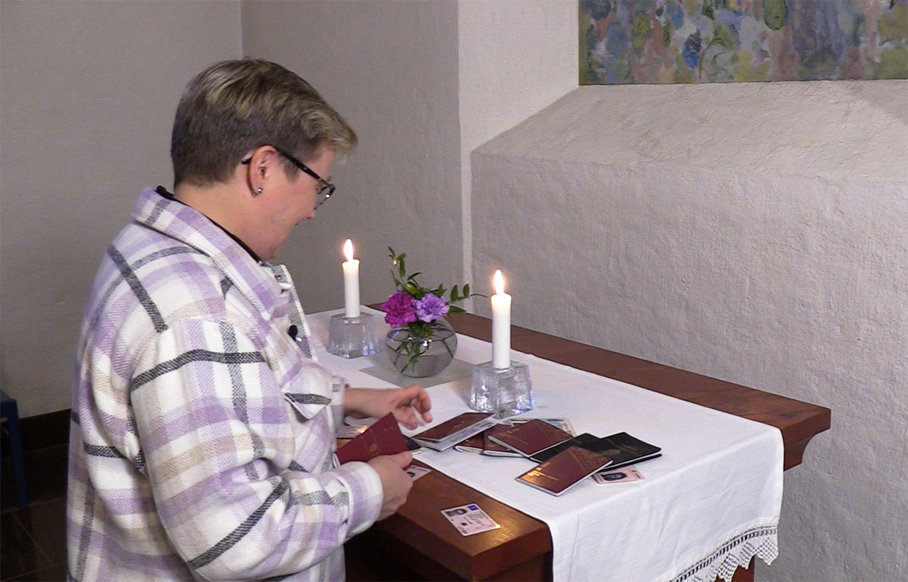 Annika Lundström, präst i Sankt Olovs församling, tittar nostalgiskt på sina gamla pass och körkort. 