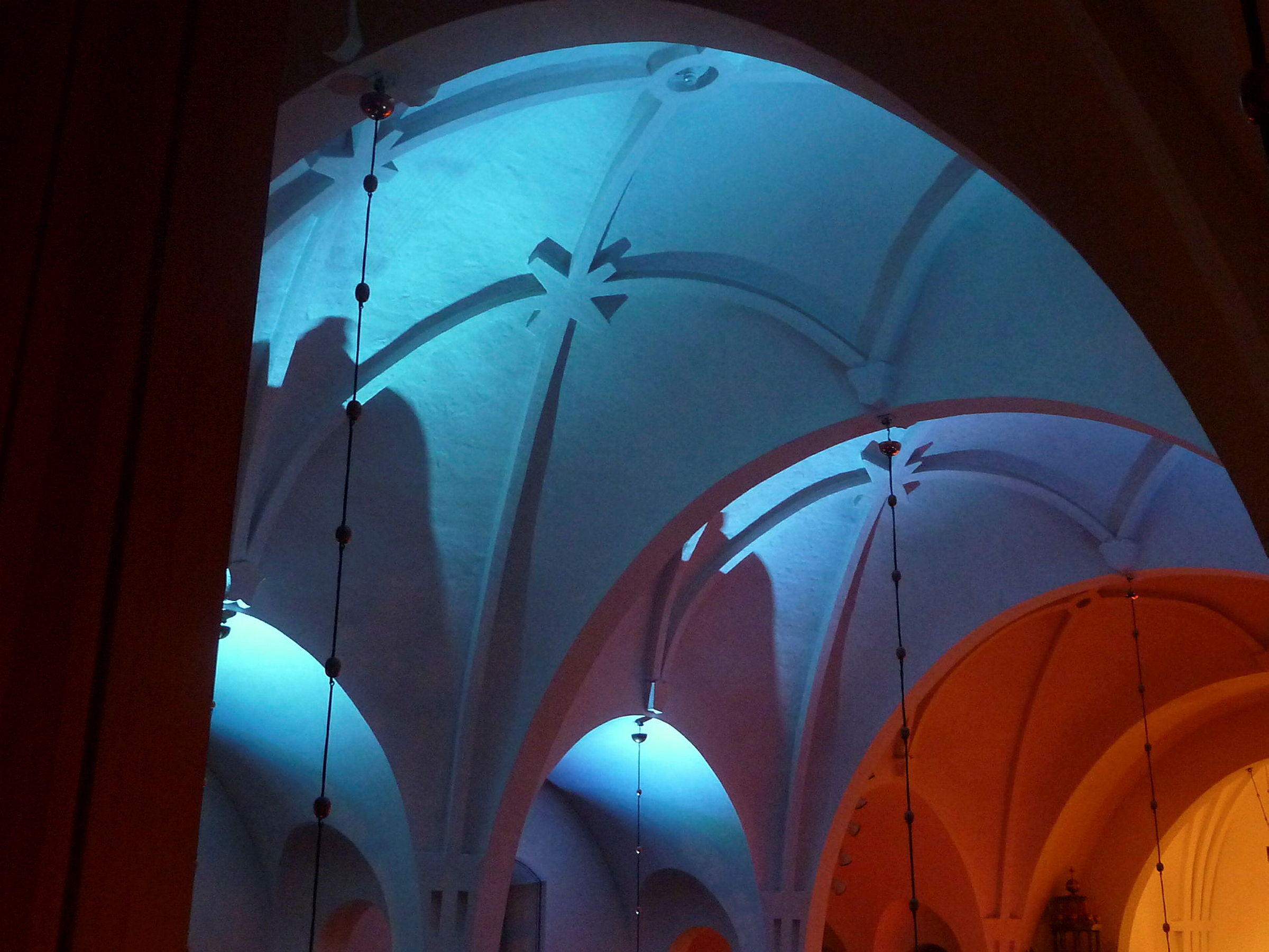 blå- och grön och rödfärgade valv i Sankt Olovs kyrka