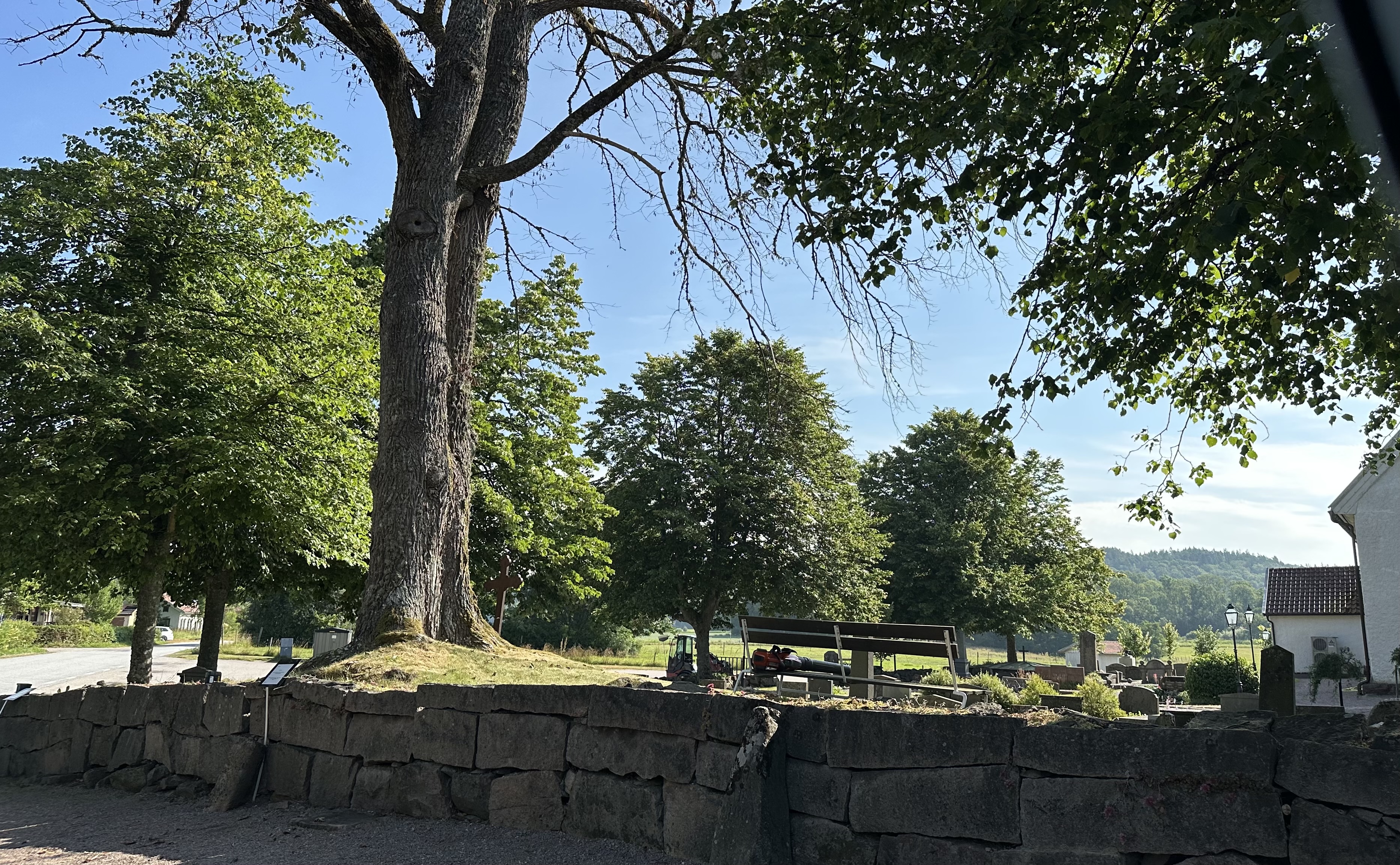 Miljöbild Bro kyrka