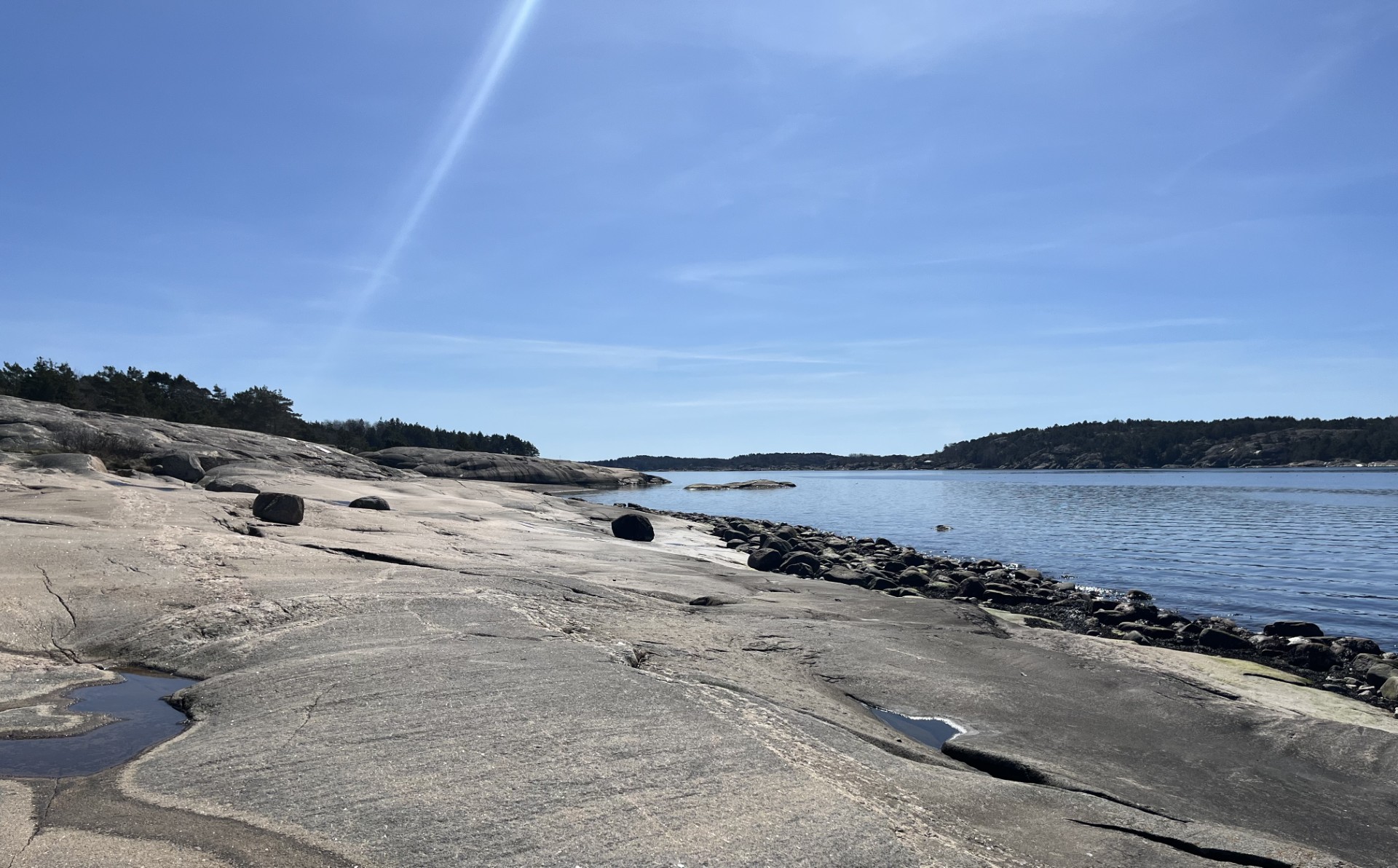 Bild på klippor och hav