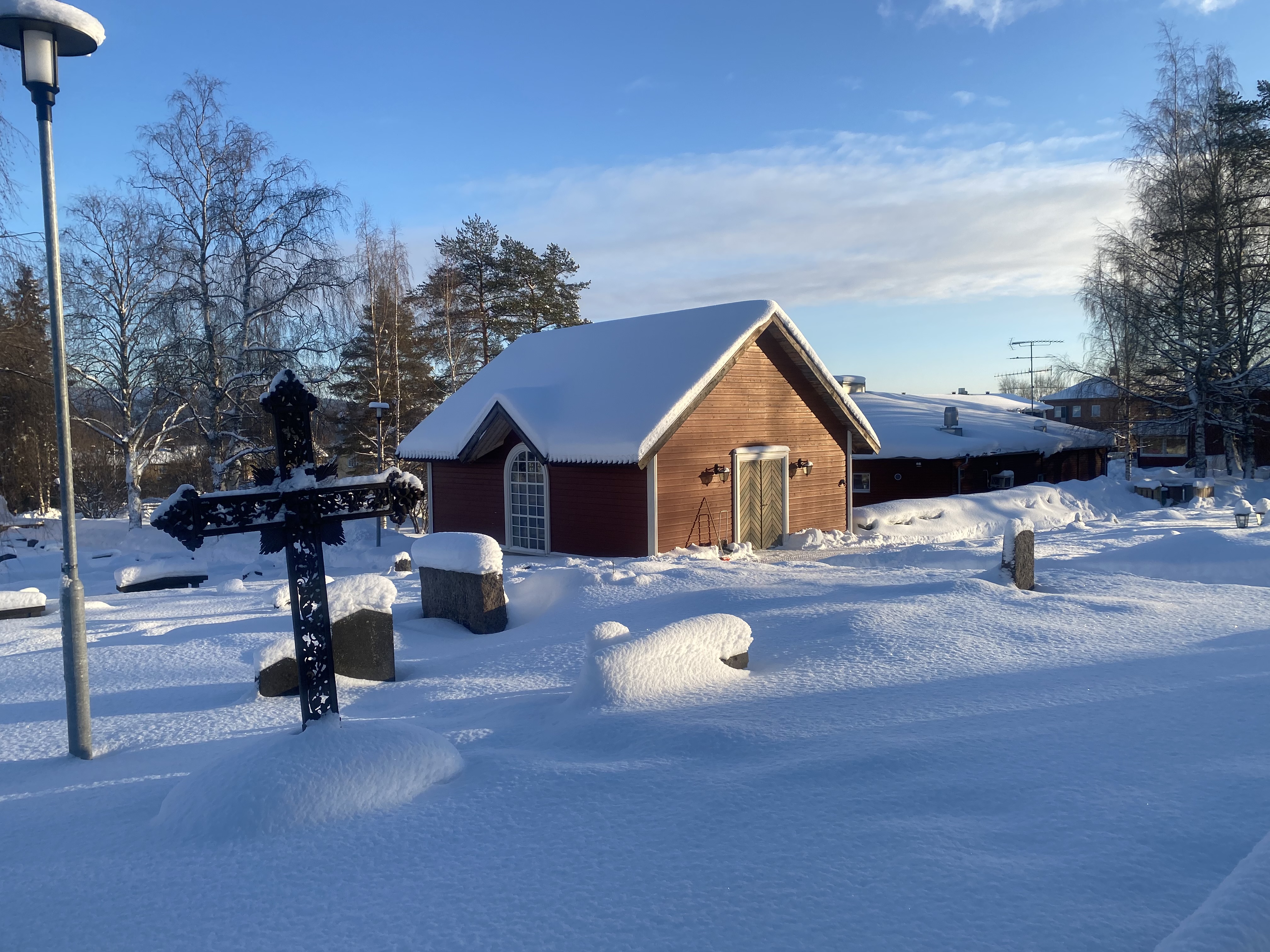 Matarengi kapell. Busstationen syns bakom kapellet.