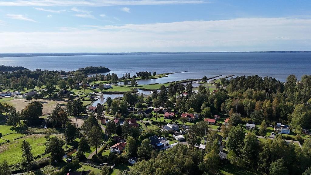 Drönarvy över Källby med utsikt över Vänern