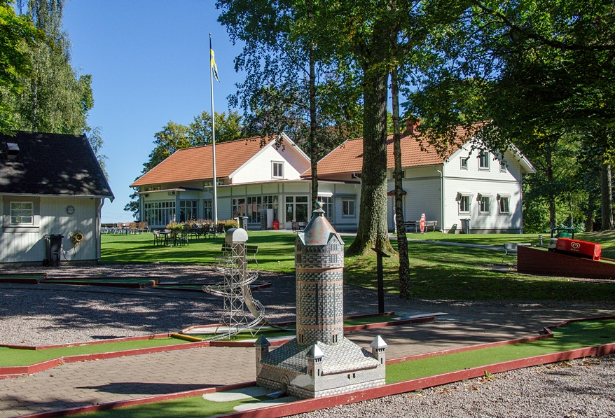 Skogshyddan taget från minigolfbanan